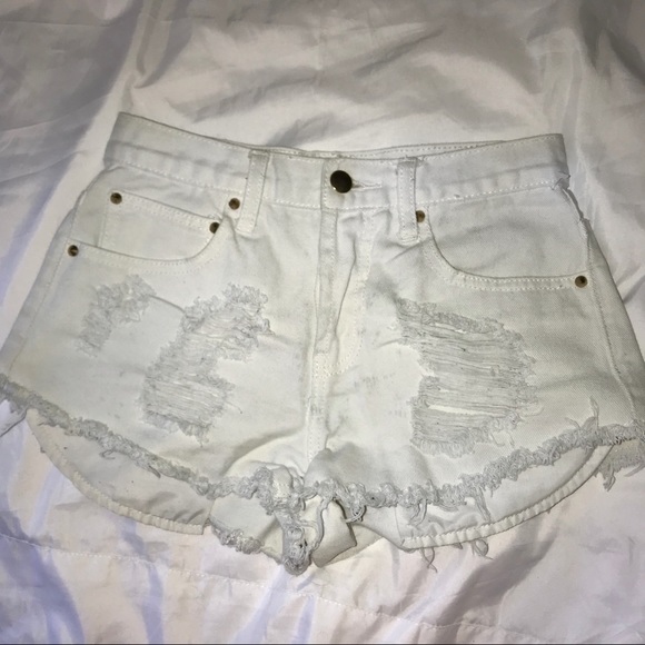 FOREVER 21 WHITE BUTTON UP SHORTS! ✨ - Picture 3 of 4